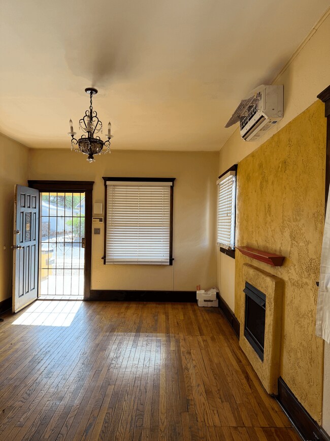Sala de estar con luz natural - 525 N 1st Ave