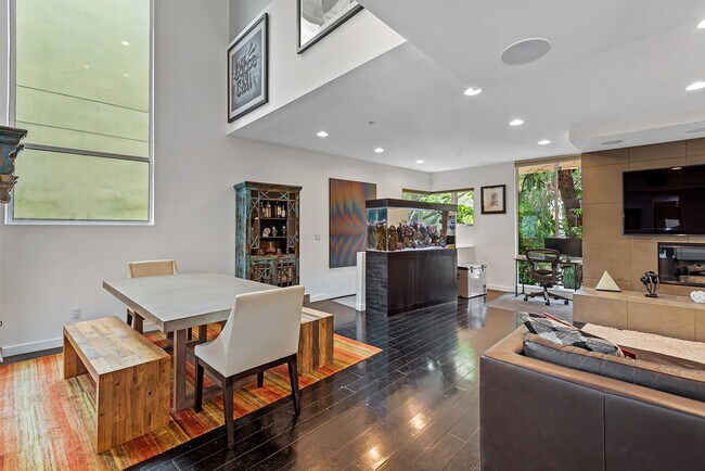 Foto del edificio - 900 N West Knoll Dr