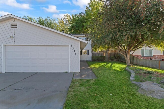 Building Photo - 3 Bedroom 1.5 Bathroom Townhome, Convenien...