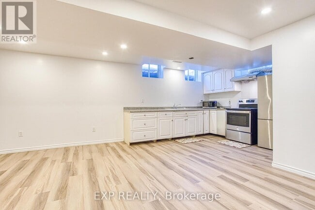 Building Photo - 72 Nanaimo Cres