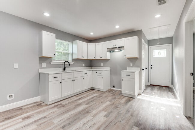 Foto del edificio - 9214 Metz Ave