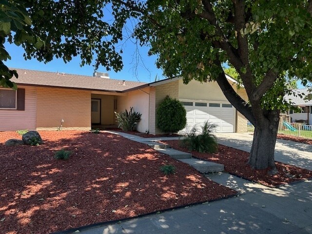 Foto del edificio - N. Stockton 4 Bedroom 2 Bath Single Story ...