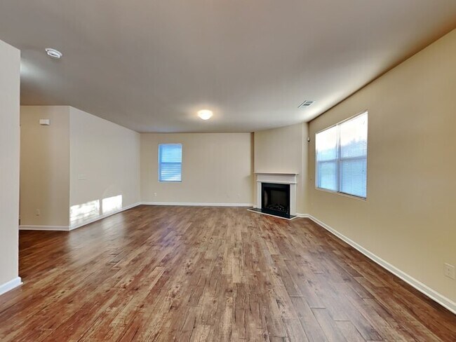 Building Photo - Beautiful 4 Bedroom 2.5 Bath Home Move in ...