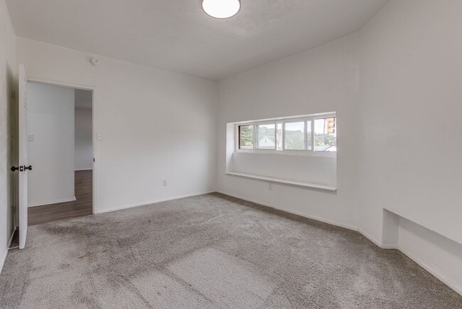 Building Photo - 600 E Warrington Ave