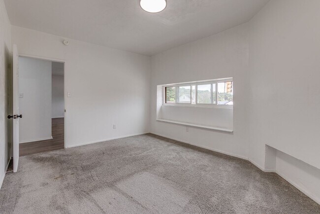 Building Photo - AVAILABLE AUGUST 2026 - Updated 2 Bedroom Apartment Located in the heart of a GREAT Neighborhood