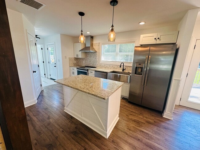 Photo - Urban setting w/ incredible fenced in back yard. 3 bed/2bath + detached office building House