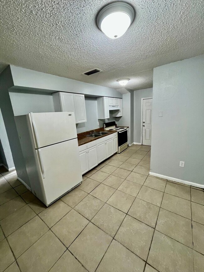 Foto del edificio - SPACIOUS 2BR/1BA Lakeland Duplex! NO APPLICATION FEE!!
