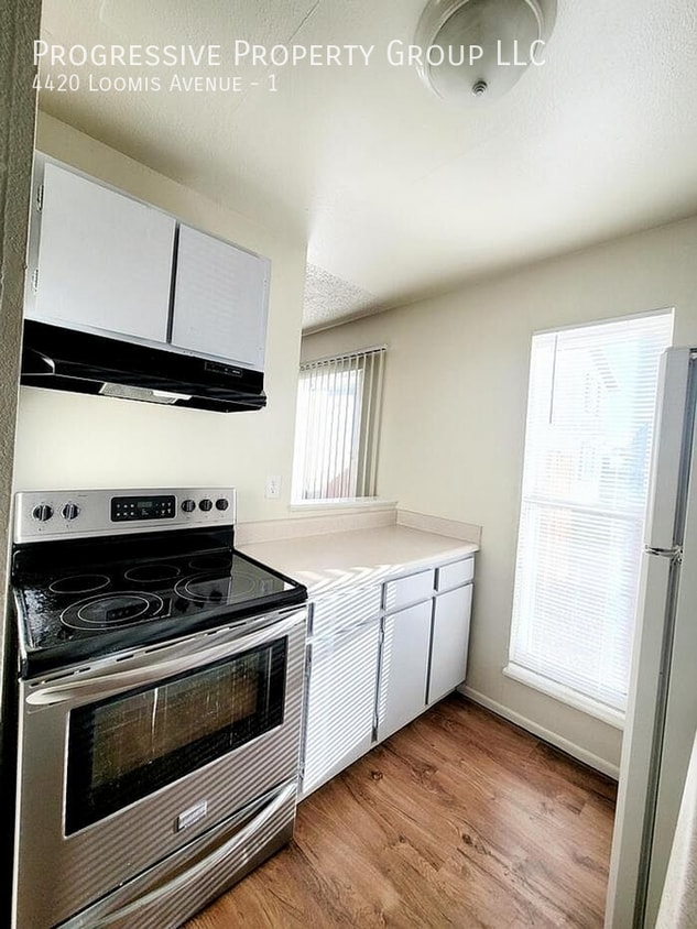 Primary Photo - 4420 Loomis Ave