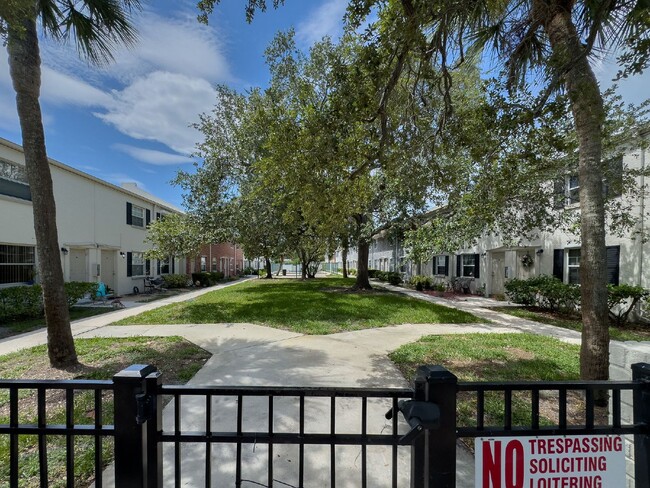 Building Photo - Newly renovated End Unit Townhome!