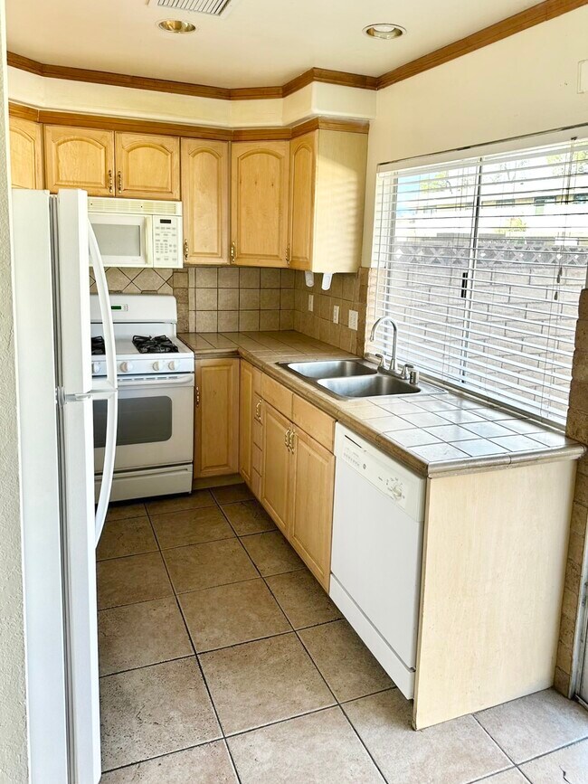 Foto del edificio - 6123 Meadow View Ln