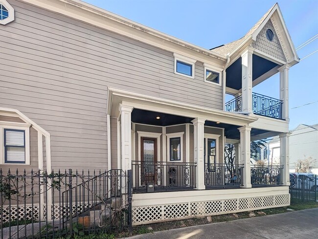 Building Photo - 1126 W 17th St