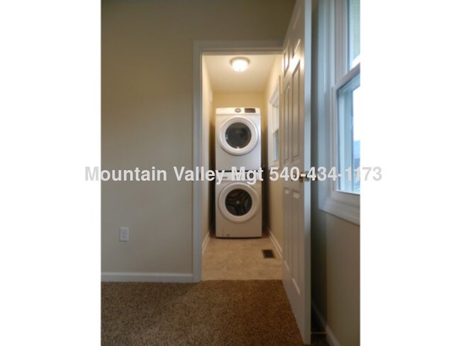 Foto del edificio - Move in ready!