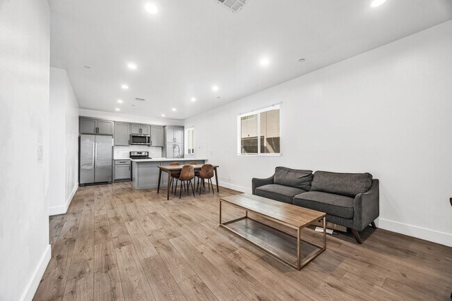 Foto del edificio - 1235 W 37th Pl