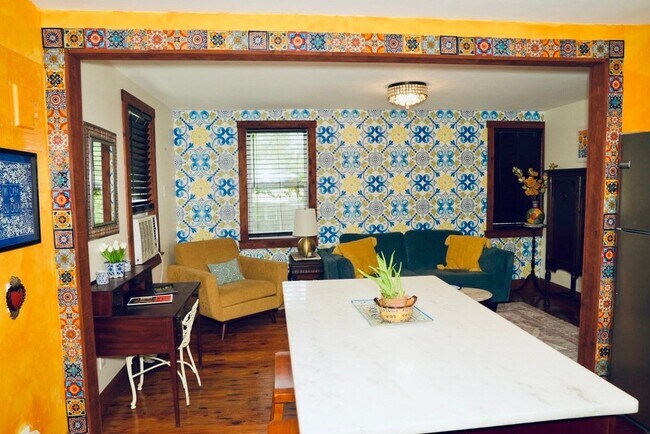 Building Photo - 2739 College St