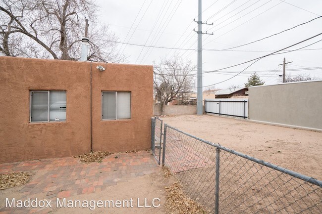 Foto del edificio - 815 Girard Blvd NE