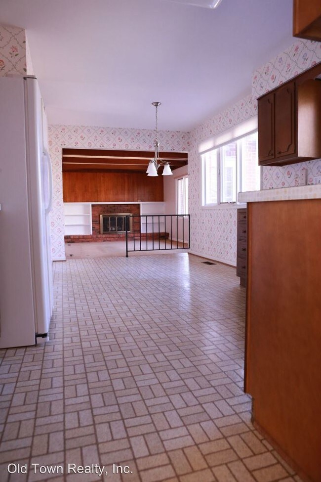 Building Photo - 4 br, 2.5 bath House - 2059 Ascot Rd