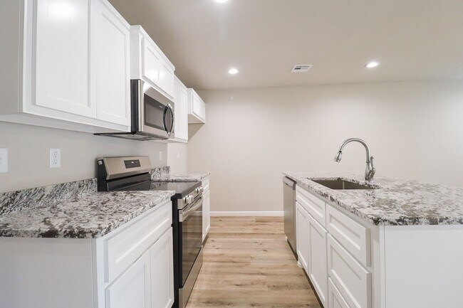 Foto del edificio - FIRST FREE MONTH! 3 Bed | 2.5 Bath | Sand ...