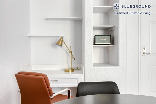 Foto del edificio - 8700 Pershing Dr
