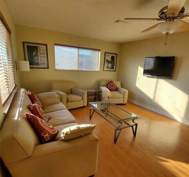 Foto del edificio - 3715 NW 84th Ave