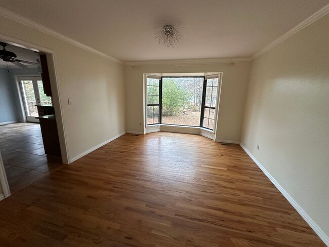 Foto del edificio - Come look at this 4-bedroom 3-bath home wi...