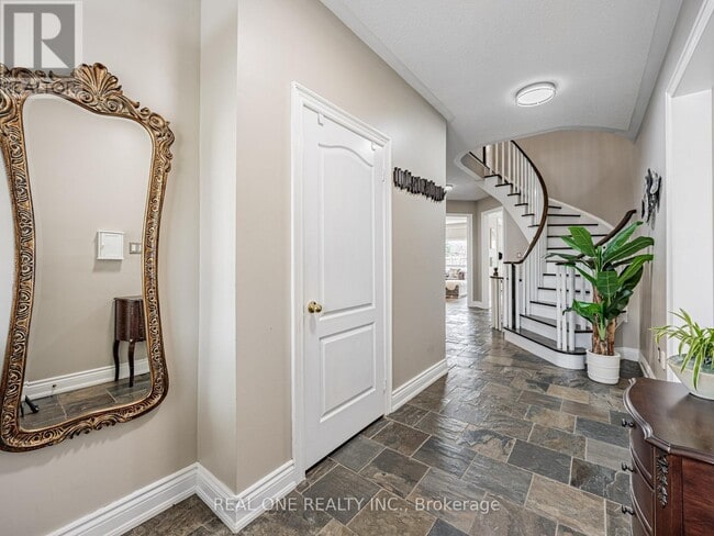 Building Photo - 51 Hanson Crescent