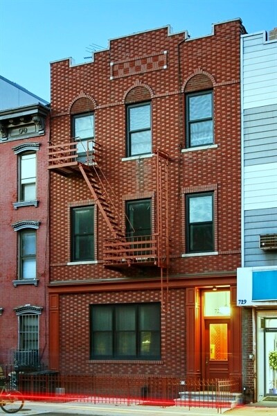 Foto del edificio - 725 Metropolitan Ave