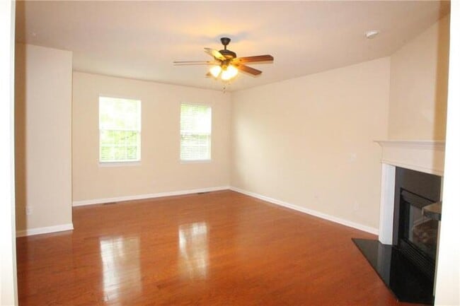 Building Photo - Beautiful and well maintenance three-story...