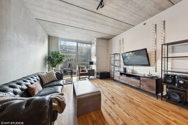 Foto del edificio - 630 N Franklin St
