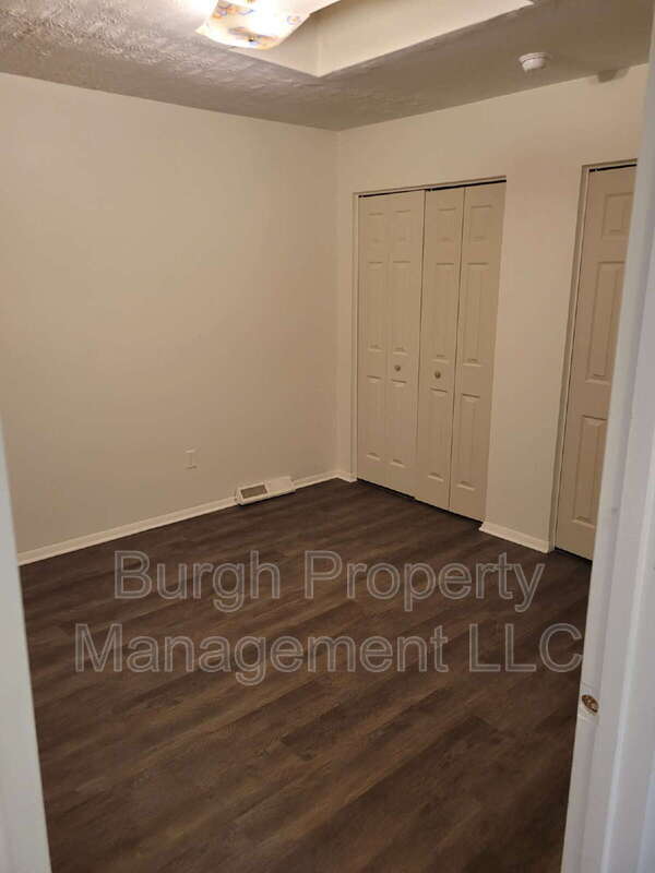 Foto del edificio - 534 Fallowfield Ave