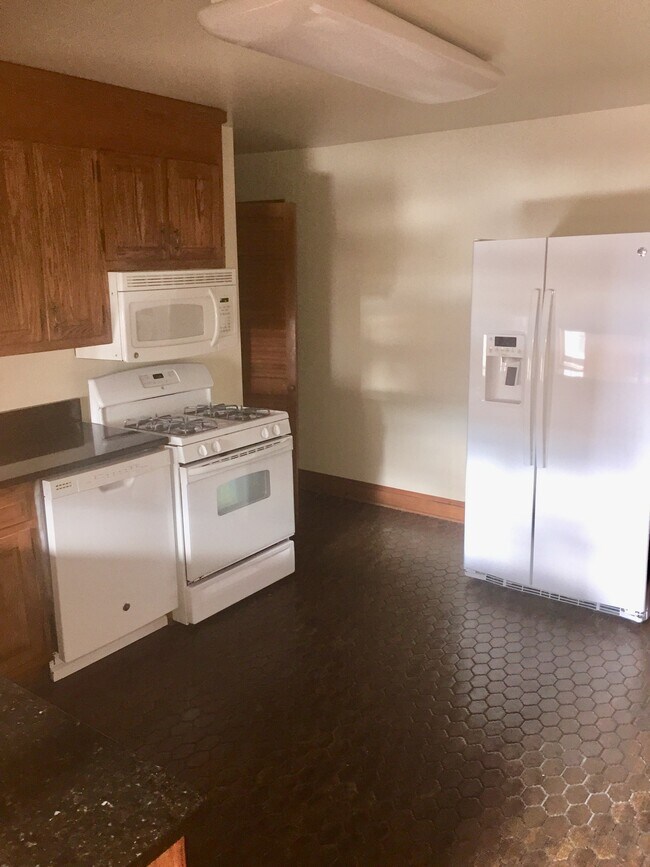 Kitchen - 28 E Preston St