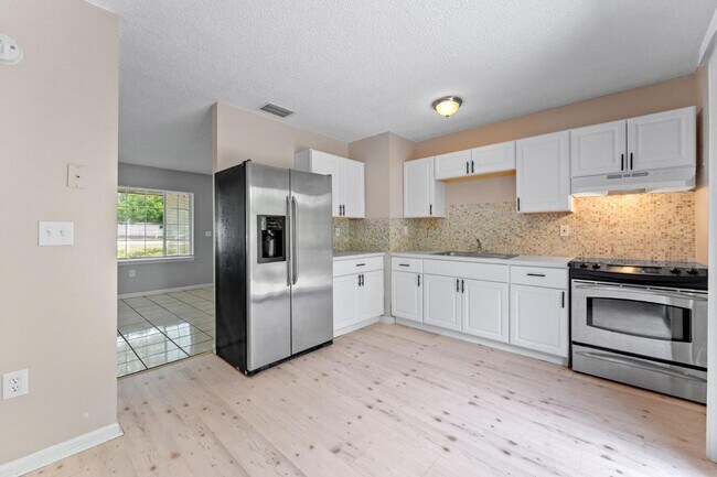 Building Photo - 2201 Spanish Vistas Dr