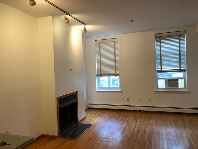 Building Photo - 74 Garden St