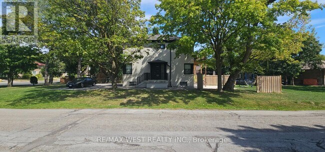 Building Photo - 4229 Bloor St W
