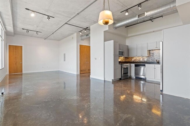 Building Photo - 800 W 5th St