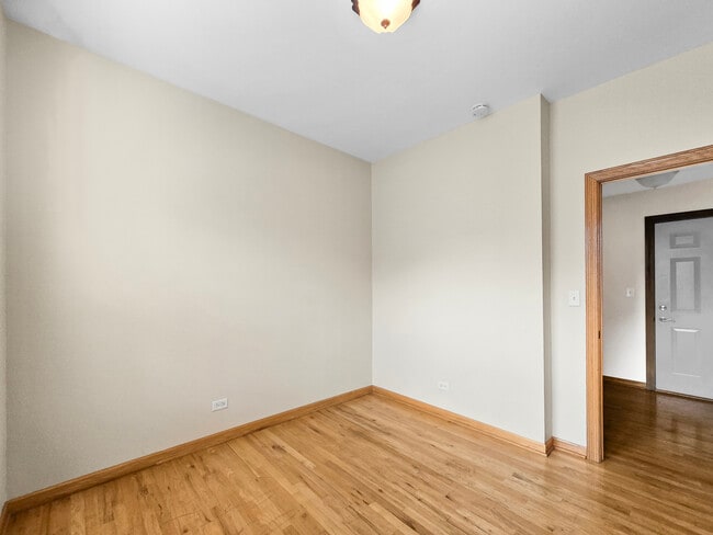 Foto del edificio - 4904 N Drake Ave