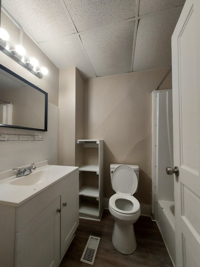Building Photo - 401 N Mulberry St