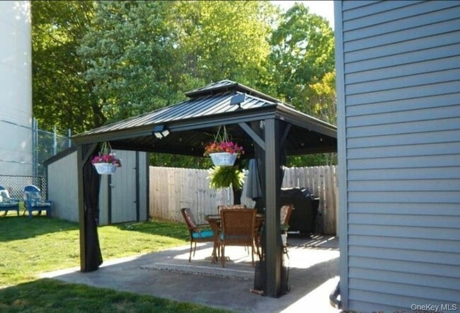 Building Photo - 409 Rakov Rd