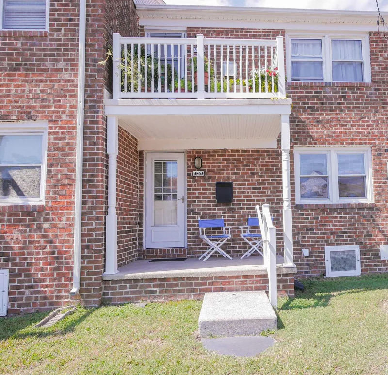 Covered porch - 3563 Bay Ave