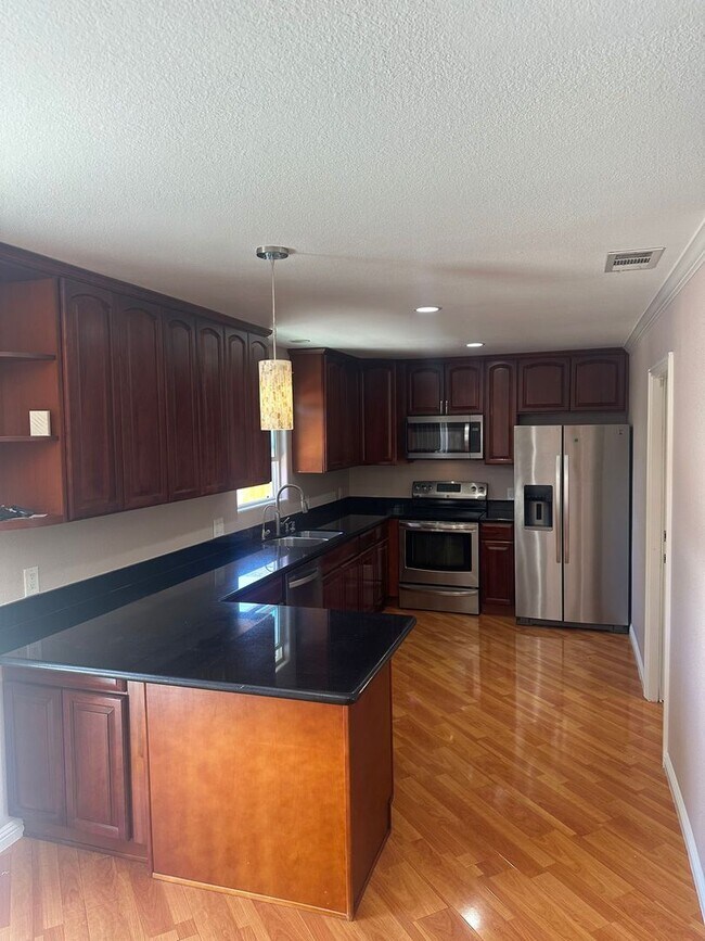 Building Photo - 2615 Camloop Dr
