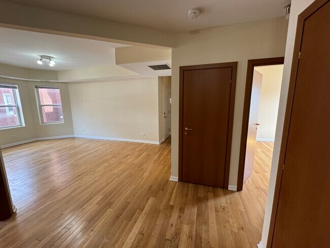 Foto del edificio - 6417 N Greenview Ave