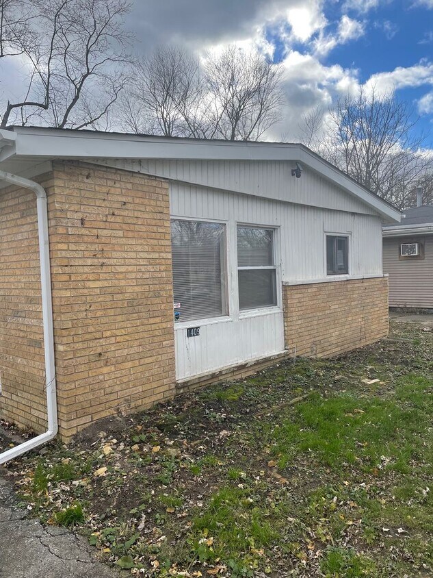 Primary Photo - 3 Bedroom Close to Highway - Section 8 Wel...