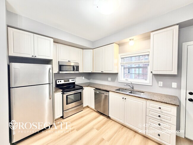 Photo du bâtiment - Modern 2-Bedroom Townhouse in Kitchener | 2 Parking Spots + Pet Friendly