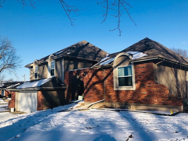 Foto del edificio - Walk to shopping and restaurants and high school