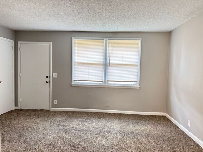 Building Photo - Brick 3 bedroom ranch, large living room, ...