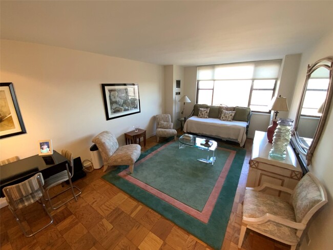 Foto del edificio - 270-10 Grand Central Pkwy