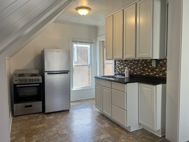 Building Photo - 441 Elm St