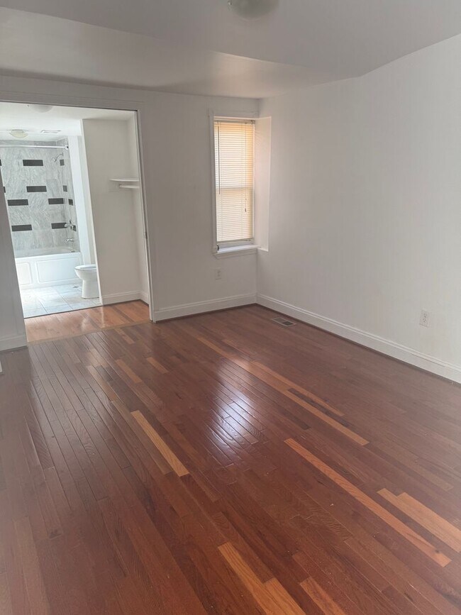 Building Photo - Beautiful Charming Townhome Available Now!!!