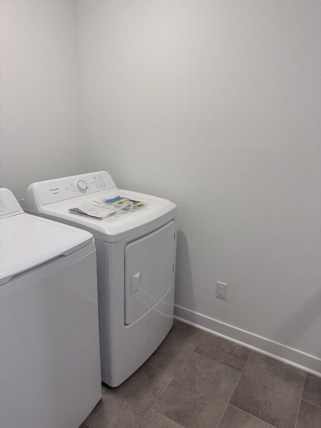 Foto del edificio - "Chic & Spacious 3-Bed Condo with Granite Elegance in Fishers!"