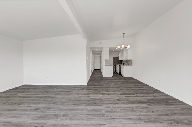 Building Photo - 10607 Des Moines Memorial Dr