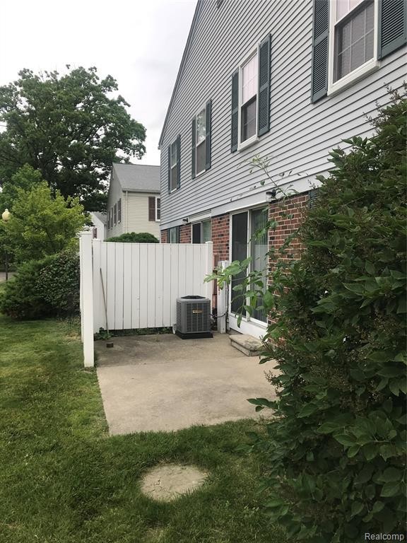 Building Photo - 24030 Meadowbridge Dr